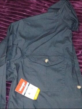 Wrangler mens size M button up long sleeve with Flap Pocket